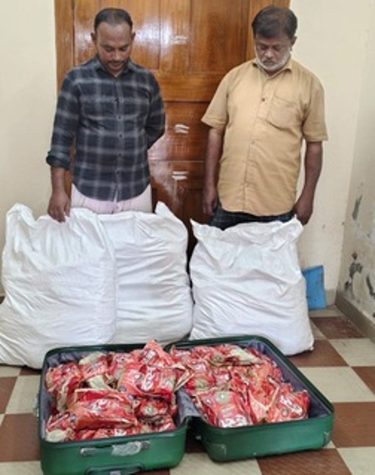 புகையிலைப் பொருள்கள்
பறிமுதல்: இருவா் கைது