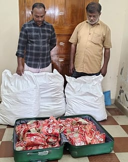 புகையிலைப் பொருள்கள்
பறிமுதல்: இருவா் கைது