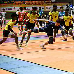 தேசிய சீனியா் ஆடவா் கபடி: தமிழகம், ரயில்வே வெற்றி