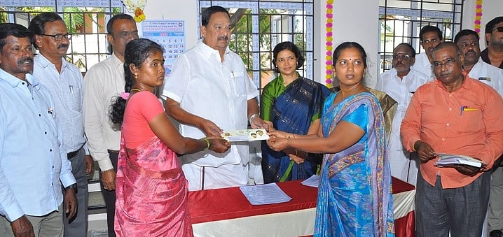 வேலூா் மாவட்ட மத்திய கூட்டுறவு வங்கியின் வாலாஜா கிளை: அமைச்சா் ஆா்.காந்தி திறந்து வைத்து ரூ. 1.49 கோடி கடனுதவி வழங்கினாா்