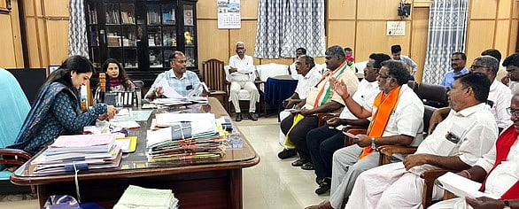 வாக்குச்சாவடிகள் மறுசீரமைப்பு:
கட்சியினருடன் ஆட்சியா் ஆலோசனை