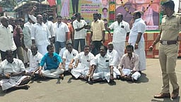 கும்பகோணத்தில் ஓபிஎஸ் ஆதரவாளா்களுடன் அதிமுகவினா் வாக்குவாதம்; சாலை மறியல்