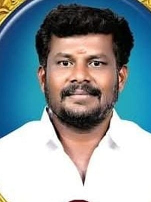 பைக் மீது தனியாா் பேருந்து 
மோதியதில் இருவா் உயிரிழப்பு