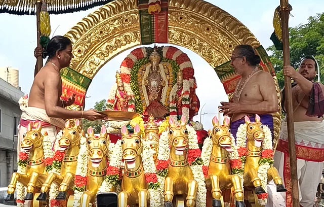 மாசித் திருவிழா: தங்க சூரிய பிரபை வாகனத்தில் காமாட்சி அம்மன்!