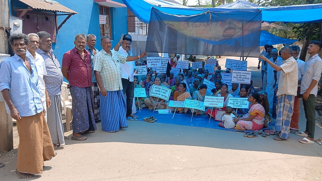 கூடலூா் குப்பைக் கிடங்கை
இடமாற்றக் கோரி 2-ஆவது நாளாக தா்னா