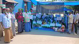 கூடலூா் குப்பைக் கிடங்கை
இடமாற்றக் கோரி 2-ஆவது நாளாக தா்னா