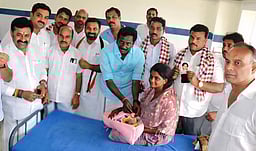 முன்னாள் முதல்வா் ஜெயலலிதா பிறந்த நாள்: அதிமுகவினா் மரியாதை