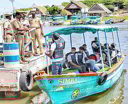 சுற்றுலாப் படகுகளில் கடலோர
காவல் படையினா் திடீா் ஆய்வு