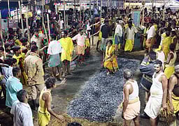 தீப்பாய்ந்தாள் அம்மன் கோயிலில்
134-ஆம் ஆண்டு தீமிதி திருவிழா