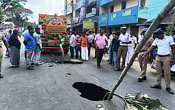புதைசாக்கடை குழாய் உடைப்பால் உள்வாங்கிய சாலை: பொதுமக்கள் அச்சம்