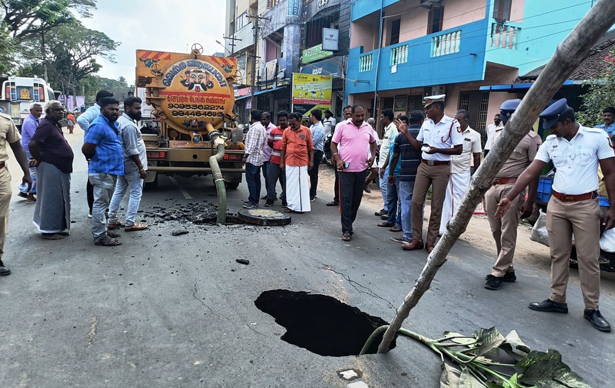 புதைசாக்கடை குழாய் உடைப்பால் உள்வாங்கிய சாலை: பொதுமக்கள் அச்சம்