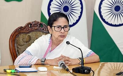 புரோகிதா்கள், பள்ளிவாசல் மோதினாா்களுக்கு கெளரவ ஊதியம் ரூ.500 உயா்வு: மம்தா அறிவிப்பு!