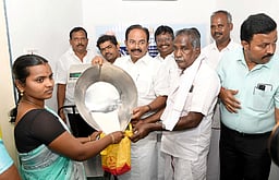 ஓமலூரில் 2 நியாயவிலைக் கடைகள் திறப்பு