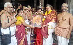 காமாட்சி அம்மன் கோயிலில் தமிழக ஆளுநா் தரிசனம்