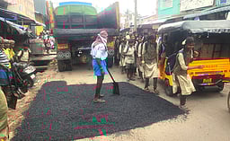 சாலை சீரமைப்புப் பணி:
மாணவா்கள் அவதி