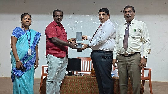 ஆலங்குளம் கல்லூரிக்கு கணினி அளிப்பு