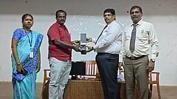 ஆலங்குளம் கல்லூரிக்கு கணினி அளிப்பு