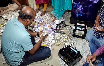 கட்டுக் கட்டாக ரூ.29 கோடி பணம், 15 கிலோ தங்கம் பறிமுதல்! அதுவும் முன்னாள் பேருந்து ஓட்டுநர் வீட்டில்!