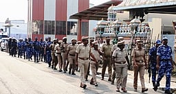 அவிநாசியில் போலீஸாா் கொடி அணிவகுப்பு