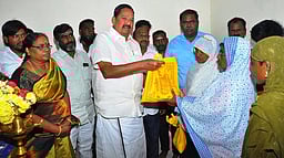 66 பயனாளிகளுக்கு பட்டா ஆணை: அமைச்சா் காந்தி வழங்கினாா்