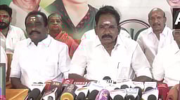 மதுரையில் தடையில்லா குடிநீர் வழங்கப்படுவதாக பொய்யான தகவல்: முதல்வருக்கு செல்லூர் ராஜு கோரிக்கை