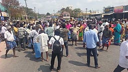 செஞ்சி ஒழுங்குமுறை விற்பனைக் கூடத்தில் நெல் கொள்முதல் நிறுத்தம்: விவசாயிகள் சாலை மறியல்