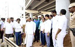 புதிய பேருந்து நிலையம் ரயில் நிலையத்தை இணைக்க தானியங்கி படிக்கட்டுகள்! பணிகளை அமைச்சா் எ.வ.வேலு ஆய்வு!!