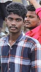 திருச்சி மாநகரில் ஜல்லிக்கட்டு: காளை முட்டி மாணவா் பலி