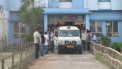 மேற்கு வங்கம்: விடுதி அறையில் இருந்து மருத்துவ மாணவரின் சிதைந்த உடல் மீட்பு   