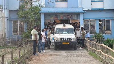 மேற்கு வங்கம்: விடுதி அறையில் இருந்து மருத்துவ மாணவரின் சிதைந்த உடல் மீட்பு   