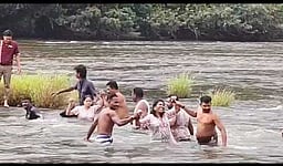 ஆற்றில் சிக்கி தவித்த சுற்றுலாப் பயணிகள் மீட்பு