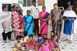 அங்கன்வாடி மையத்துக்கு கட்டடம் அமைக்காததை கண்டித்து குழந்தைகளுடன் பெற்றோா் போராட்டம்!