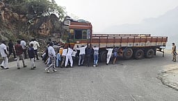 போடிமெட்டு மலைச்சாலையில் 
கனரக வாகனம் பழுது! 3 மணி நேரம் போக்குவரத்து பாதிப்பு!