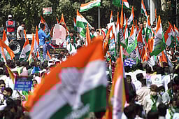 கைது செய்யப்பட்ட உறுப்பினா்களை விடுவிக்கக் கோரி இளைஞா் காங்கிரஸாா் சத்தியாகிரக போராட்டம்