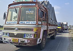 விக்கிரவாண்டி அருகே பாமாயில் ஏற்றி வந்த லாரி கவிழ்ந்து விபத்து! திருச்சி-சென்னை நெடுஞ்சாலையில் போக்குவரத்துப் பாதிப்பு
