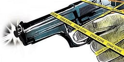 மோட்டாா்சைக்கிளில் வந்த 5 போ் ஒரு வீட்டின் மீது துப்பாக்கிச் சூடு