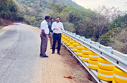 பா்கூா் மலைப்பாதையில்
உருளை விபத்து தடுப்பான்கள் பொருத்தம்