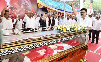 72 குண்டுகள் முழங்க முழு அரசு மரியாதையுடன் நல்லகண்ணு உடல் தானம்