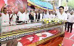 72 குண்டுகள் முழங்க முழு அரசு மரியாதையுடன் நல்லகண்ணு உடல் தானம்