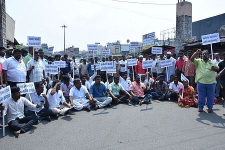 போராட்டத்தில் ஈடுபட்ட வணிகா் சங்கத்தினா்.