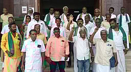 கரூா் மாவட்ட ஆட்சியரை கண்டித்து விவசாயிகள் போராட்டம்