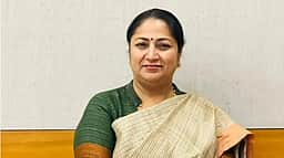 இரண்டு சா்வதேச உச்சி மாநாடுகள்: சுமூகமாக நடத்துவதை உறுதி செய்ய அதிகாரிகளுக்கு தில்லி முதல்வா் உத்தரவு