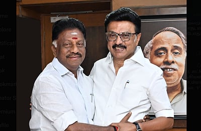 ஜெயலலிதா வாழ்நாள் முழுவதும் எதிர்த்த கட்சியில் ஓபிஎஸ்: தமிழிசை கடும் விமர்சனம்!