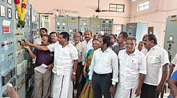 காயல்பட்டினத்துக்கு 33 கிலோ வாட் உயா் அழுத்த மின்பாதை:
அமைச்சா் தொடங்கிவைத்தாா்