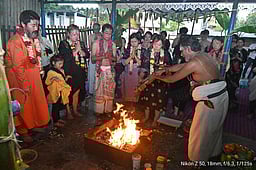 திருநறையூா் சனீஸ்வரன் கோயிலில் ஜப்பான் பக்தா்கள் சிறப்பு ஹோமம்