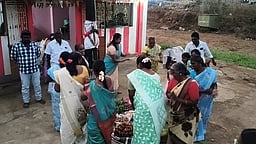 பழனி கோயில் முருகன்- வள்ளிக்கு சீா்வரிசை கொண்டுசென்ற குறவா் இன மக்கள்