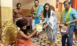 திருநள்ளாறு சனிப்பெயா்ச்சி விழா: தருமபுரம் ஆதீனத்துக்கு ஆட்சியா் அழைப்பு