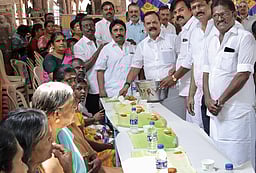 பழனி மாரியம்மன் கோயிலில் அன்னதானம்