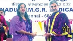 தமிழ்நாடு டாக்டா் எம்ஜிஆா் மருத்துவ 
பல்கலை. 38-ஆவது பட்டமளிப்பு விழா: ஆளுநா் ரவி பட்டங்களை வழங்கினாா்