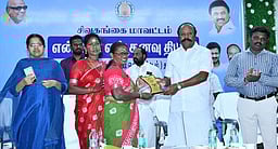 ‘என் ஊா் என் கனவு திட்டம்’: 
சாதனையாளா்களுக்கு கேடயங்கள் அளிப்பு